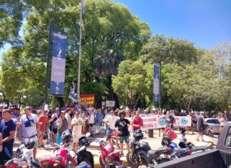 Trabajadores de planta avícola se manifestaron en la plaza Ramírez