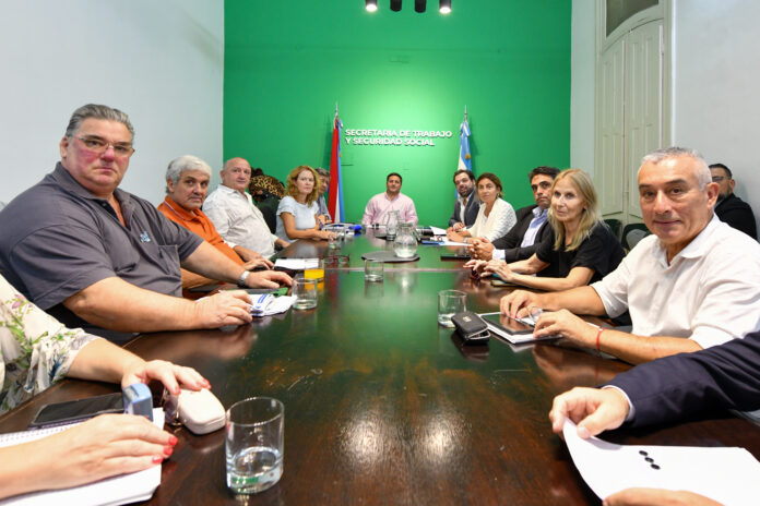 pro - paritarias - la provincia cerró una mejora salarial para los docentes1