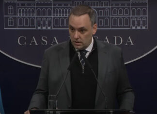 Adorni busca retomar la iniciativa en medio de la polémica por su continuidad