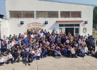Escuelas primarias pintaron un mural de manera solidaria
