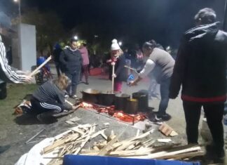 Solidaridad en tiempos difíciles. Una Olla Popular alimenta la esperanza a un grupo de vecinos uruguayenses en Plaza Rocamora