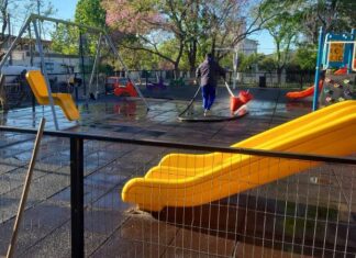 Limpieza y desinfección en Plaza Urquiza para reforzar el control de plagas