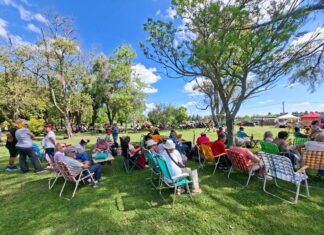 Los adultos mayores celebraron la llegada de la primavera con música, baile y alegría