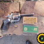 Vecinos enfrentan a efectivos y complican aprehensión de hombre con arma de fuego