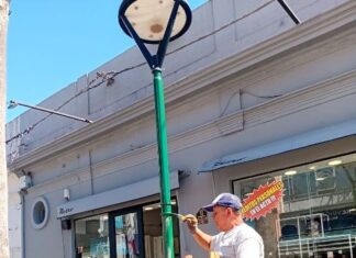 Puesta en valor del casco céntrico: limpian y pintan las farolas de la Peatonal Rocamora
