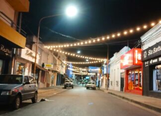Concepción del Uruguay se ilumina con luces LED y guirnaldas en calles comerciales