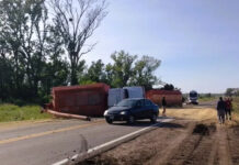 Vuelco de camión en Ruta 20 desparrama carga y provoca corte parcial en acceso a Gualeguaychú