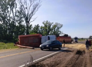 Vuelco de camión en Ruta 20 desparrama carga y provoca corte parcial en acceso a Gualeguaychú
