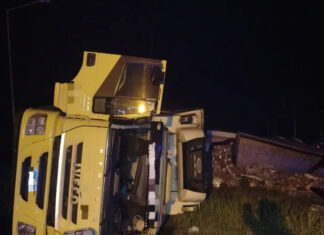 Vuelco de camión con carga de pollos congela tránsito en Ruta Nacional 14