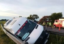 Desvío en la ruta 12: una combi con quince pasajeros terminó en el cantero central