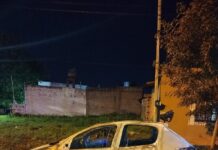 Un auto quedó destruido por el fuego durante la madrugada en la ciudad