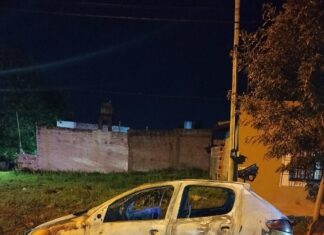 Un auto quedó destruido por el fuego durante la madrugada en la ciudad