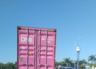 Un camión chocó a una camioneta en el acceso este y causó demoras en el tránsito