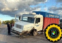 Violento choque en Artusi entre un auto y un camión: un conductor está grave