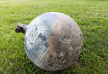 Hallazgo en Victoria: una esfera metálica cayó en un campo de soja