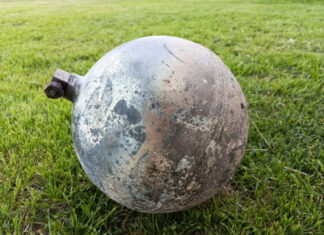 Hallazgo en Victoria: una esfera metálica cayó en un campo de soja