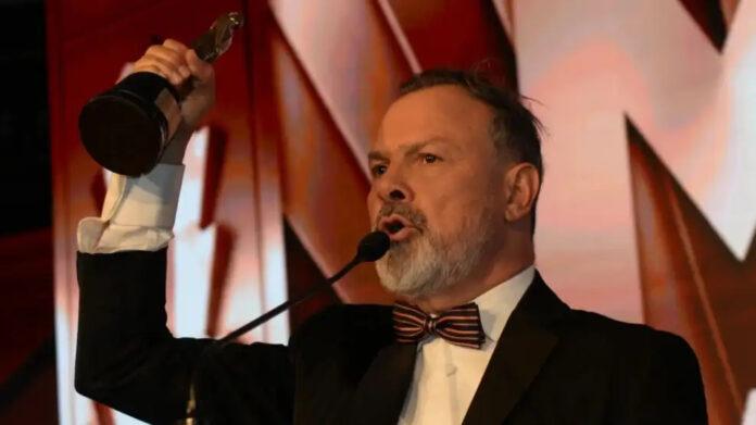 gustavo-gato-sylvestre-recibio-el-martin-fierro-de-oro-de-cable-2025-2144349_jpg