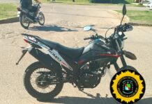 Choque, fuga y daños en la mañana uruguayense: motociclista impacta, acelera y desaparece