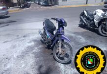 Una moto se incendió en pleno centro y la Policía logró sofocar el fuego