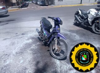 Una moto se incendió en pleno centro y la Policía logró sofocar el fuego