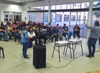 En la Escuela de Jóvenes y Adultos. Presentaron el Mapa de la Memoria Uruguayense ante un grupo de estudiantes