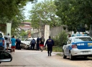 Emergencia vial. Un auto chocó contra un paredón y evacuaron a los vecinos por fuga de gas