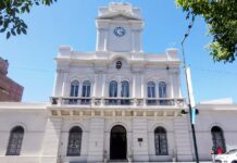 Un allanamiento confirmó que un joven violó la domiciliaria y la Policía secuestró una motocicleta