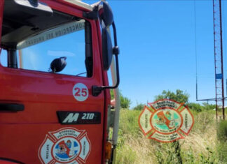 Bomberos contuvieron un incendio de pastizales cerca de la Planta Emisora de Radio Nacional en CdelU