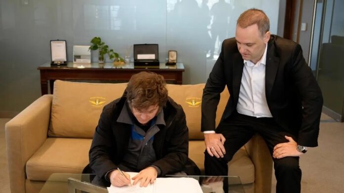 Milei firma el proyecto de reforma