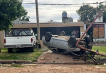 Automóvil Volcó Tras Chocar Contra un Poste y una Camioneta Estacionada en Concordia