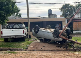 Automóvil Volcó Tras Chocar Contra un Poste y una Camioneta Estacionada en Concordia