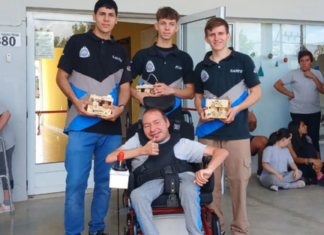 Alumnos de la Escuela Técnica Nº 3 de CdelU motorizaron una silla de ruedas para el Instituto Igualar de Urdinarrain