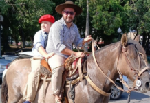 Marcos Martín participó de la Campaña del Juguete y llegó a caballo a la Plaza Ramírez