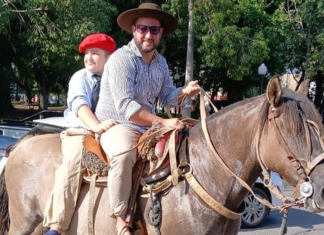 Marcos Martín participó de la Campaña del Juguete y llegó a caballo a la Plaza Ramírez