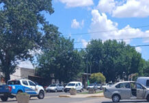 Colisión entre un auto y una moto en la intersección de Alberdi y Montoneras