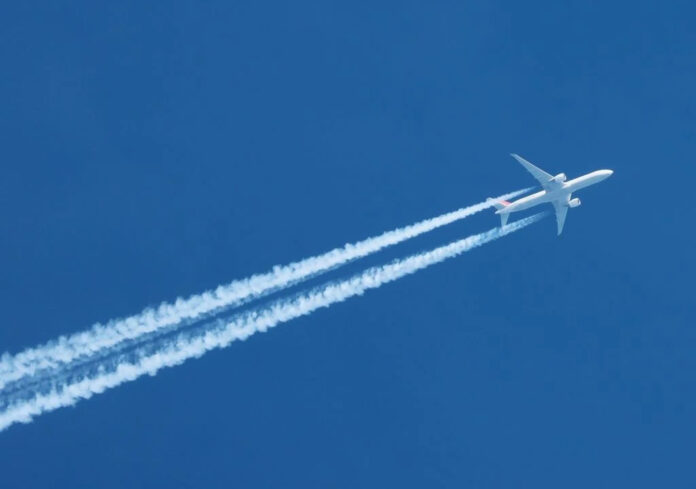 como-los-aviones-podrian-volar-sin-calentar-el-planeta-el-mit-explica-la-ciencia-detras-de-las-estelas-1766925739143_1024_jpg