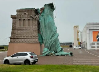 Un temporal derriba la réplica de la Estatua de la Libertad frente a una tienda Havan en Brasil