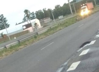 Pozos en la Autovía Artigas, a la entrada de Concepción del Uruguay, rompieron neumáticos a varios vehículos