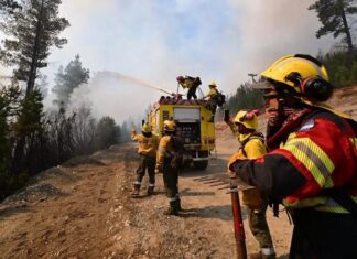 FOCOS ACTIVOS. Por incendios en Chubut evacúan a 30.000 turistas