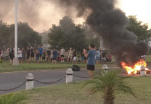 Empleados de Granja Tres Arroyos cortaron el acceso al Monumento a Urquiza reclamando el pago de salarios adeudados