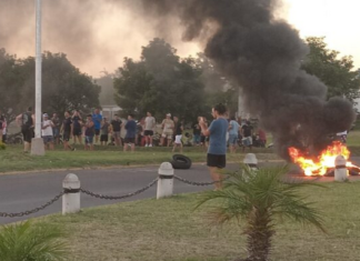 Empleados de Granja Tres Arroyos cortaron el acceso al Monumento a Urquiza reclamando el pago de salarios adeudados