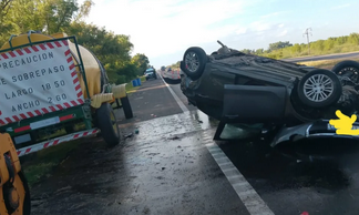 Mujer herida tras volcar su auto en la Autovía 12, cerca de Ceibas