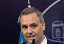 Manuel Adorni fue designado director de YPF en reemplazo de Guillermo Francos