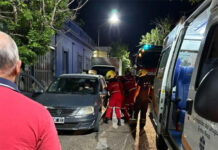 Joven debió ser rescatada tras quedar atrapada en su auto por un choque en el centro de Concepción del Uruguay