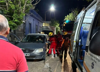 Joven debió ser rescatada tras quedar atrapada en su auto por un choque en el centro de Concepción del Uruguay
