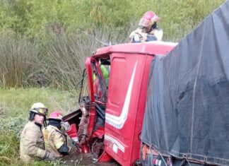 Choque de camiones en la Autovía 12: rescataron a un chofer atrapado y lo trasladaron a Gualeguaychú