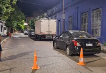 Crisis vial: Choque entre dos autos en una esquina céntrica dejó a una joven con lesiones leves