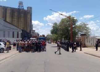 Protesta portuaria terminó con incidentes y demoras tras la intervención policial y de Prefectura
