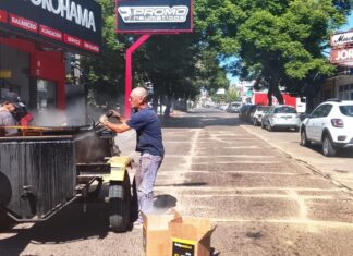 Municipio realiza tareas de toma de juntas y bacheo en distintas calles de la ciudad