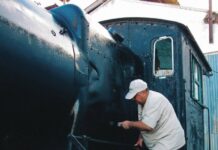 Ferroclub de CdelU inició la pintura a mano de la locomotora histórica «La 85»